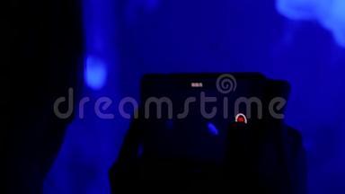 女人用水母在大型水族箱的智能手机上拍摄视频。 3840x2160